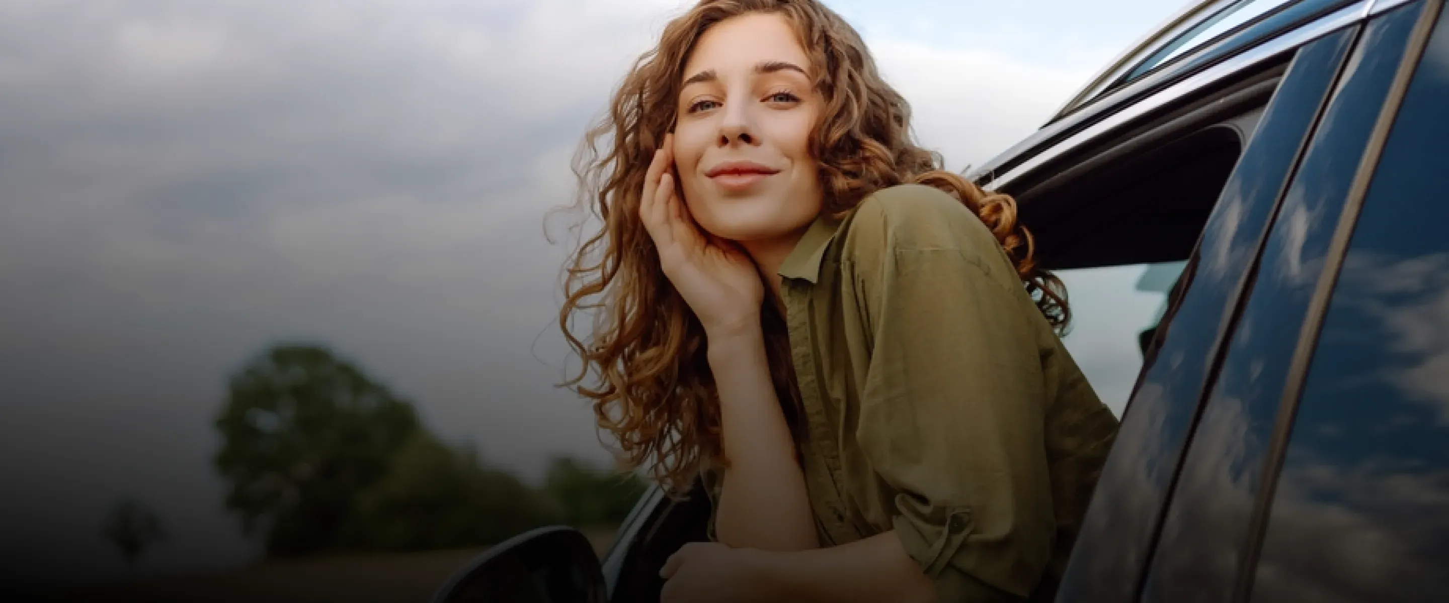 Mulher com mão apoiada no rosto, com uma expressão de serenidade