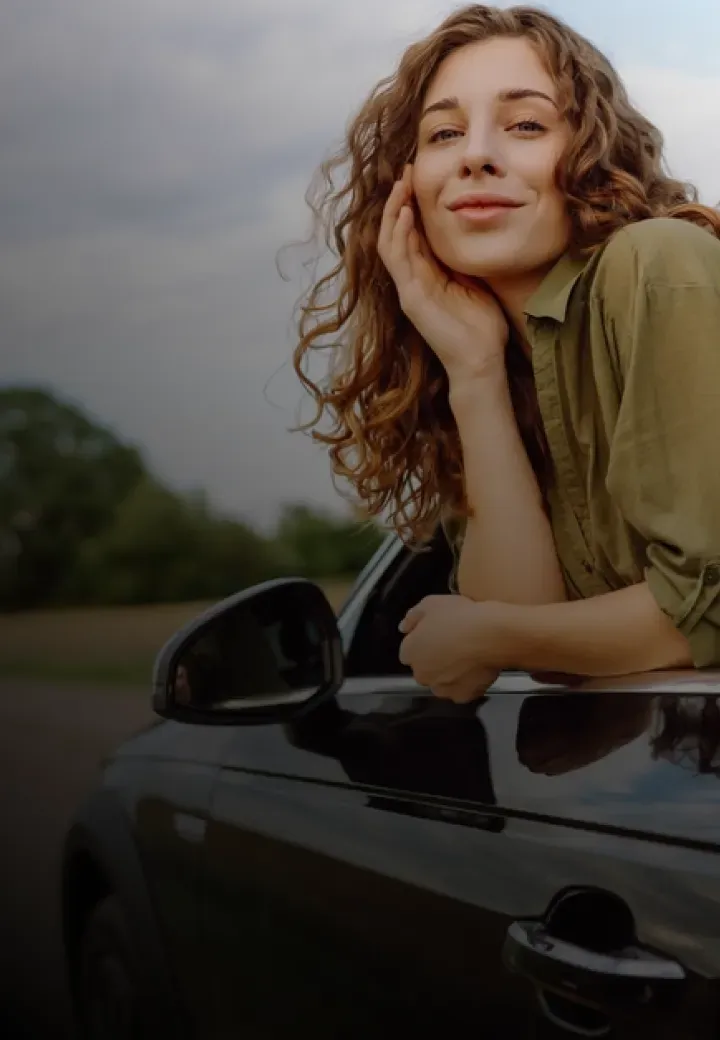 Mulher com mão apoiada no rosto, com uma expressão de serenidade
